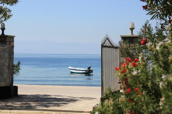 Πλατανόφυλλα
 στα Καλά Νερά